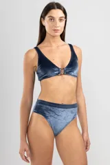 Top de bikini estilo pullover confeccionado en terciopelo reciclado con textura a rayas finas, color azul. Con copas removibles y detalle cuadrado metálico Polonio al frente.