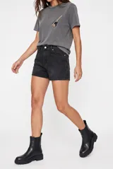 Short de denim negro de tiro alto, con bolsillos laterales y traseros, y cierre frontal con botón metálico.