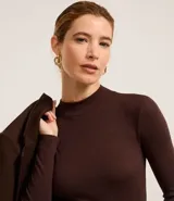 Blusa marrón de rib de viscosa sostenible, con cuello alto y mangas largas. Corte ajustado al cuerpo.