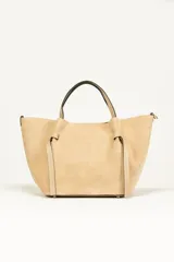 Bolso tote de gamuza color beige, con doble asa corta y tiras decorativas laterales.