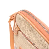 Bandolera mini rectangular con cuerpo de tejido estilo rafia y detalles en cuero sintético color naranja. Cuenta con un compartimento principal con cierre, un bolsillo frontal con cierre, tira ajustable y placa metálica con la marca grabada.