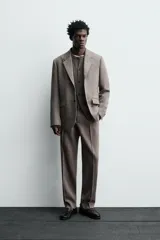 Blazer de corte regular fit confeccionado en tejido de lana de origen italiano. Presenta cuello con solapas de muesca, cierre frontal de un botón, bolsillos laterales con solapa y bolsillo de vivo en el pecho. Incluye abertura central en la espalda y forro interior con bolsillo.