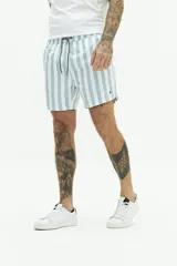 Short de baño con estampado floral en tonos azules, cintura elástica con cordón ajustable, bolsillos laterales y bolsillo trasero.