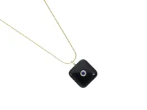 Collar de acero con baño de oro, con cadena fina y dije cuadrado de piedra natural ónix con una circonia central.