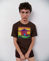 Remera marrón de algodón con estampa de una casa, un hombre, un caballo y un paisaje.