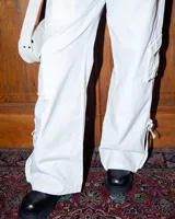Pantalón cargo blanco de gabardina con tiro medio/bajo y corte relaxed fit.