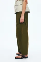 Pantalón cargo de tiro alto con cintura elástica, corte holgado y diseño de piernas globo con costuras visibles. Cuenta con bolsillos laterales tipo parche.