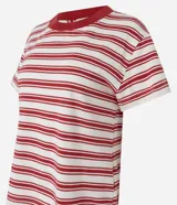 Remera femenina Marfinno de manga corta, confeccionada en mezcla de algodón y poliéster. Presenta un diseño de rayas horizontales, cuello redondo acanalado en color rojo y corte recto.