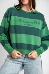 Sweater de algodón peinado con diseño de rayas horizontales en tonos verde oscuro y verde claro, de corte holgado y manga larga, con detalle de bordado en el pecho.