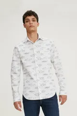 Camisa de manga larga con estampado de peces, cuello clásico, cierre frontal con botones y un bolsillo en el pecho.