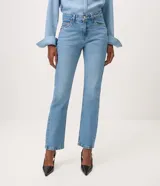 Pantalón de jeans premium azul oscuro de corte recto y cintura media, con bolsillos funcionales, trabillas para cinturón y costuras visibles a contratono. Confeccionado por Marfinno.