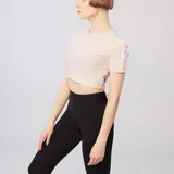 Top corto color rosa con cuello redondo y mangas cortas con bandas laterales estampadas.