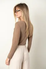 Remera de tul negra con apliques de brillos plateados y mangas largas.