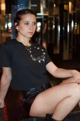 Remera negra de manga corta y cuello redondo con detalles en tachas, efecto lavado desgastado y estampado frontal.