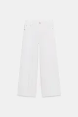 Jeans blancos de tiro alto con diseño wide leg, detalle de nervio delantero y pespuntes marcados a contraste. Presenta cierre frontal con cremallera y botón, y cinco bolsillos.