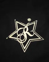 Tank top negro de corte boxy, sin mangas, con un estampado frontal en blanco que incluye una estrella con las letras "SK" en su interior y un punto.