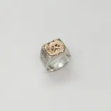 Anillo de bombero en plata 925 con aplique en oro 9k, con escudo y detalles grabados.