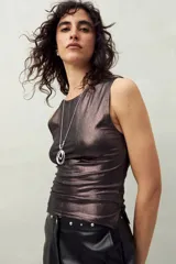 Top sin mangas, de cuello redondo, color marrón oscuro con acabado metalizado y textura acanalada. Calce ajustado al cuerpo.