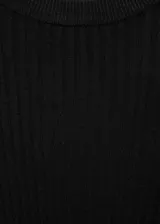 Vestido corto de punto acanalado, con cuello redondo y manga larga. Presenta un diseño ajustado en el torso que se abre ligeramente en la falda.