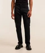 Pantalón de jean corte slim para hombre, confeccionado con tecnología Tech Denim que ofrece mayor elasticidad, confort térmico y secado rápido. Presenta un diseño clásico de cinco bolsillos con cierre tradicional y pasantes para cinturón.