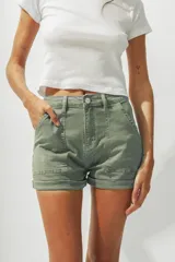 Short de denim color verde oliva, de tiro medio/alto, con silueta recta y calce relajado. Presenta bolsillos delanteros y traseros, y dobladillo enrollado.