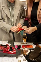 Sandalias negras de charol con plataforma y hebillas plateadas.