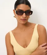 Blusa básica sin mangas de punto acanalado color amarillo claro, con escote en V y tirantes medianos, marca Marfinno.