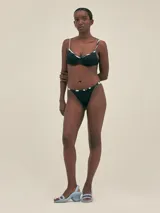 Bikini negro con tiras finas regulables y cobertura media.