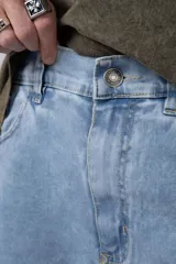 Bermuda de jean azul con corte regular, cinco bolsillos y cierre frontal con botón y cremallera.