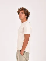 Remera de cuello redondo y manga corta, con diseño básico y corte holgado.