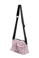 Bandolera color lila de poliéster con correa ajustable, cierre principal y dos bolsillos delanteros.