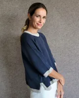 Sweater celeste de lana lambswool con cuello redondo y mangas 3/4.