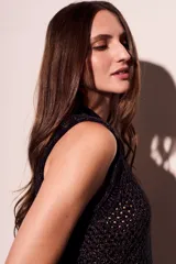 Musculosa negra de algodón con lurex, calada y de corte ajustado.