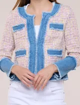 Chaqueta de tweed multicolor con textura tramada y detalles de denim deshilachado en la solapa, bolsillos y puños. Cuenta con escote redondo, frente abierto y bolsillos frontales.