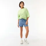 Short de felpa azul con bolsillos laterales y cintura elástica ajustable con cordón.