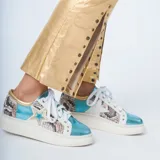 Championes de cuero blanco con detalles metalizados en turquesa y dorado, paneles con estampado de piel de serpiente y estrella lateral.