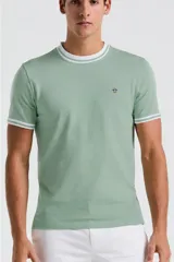 Remera de piqué color verde, de manga corta con puños y cuello redondo acanalados en color blanco con finas rayas.
