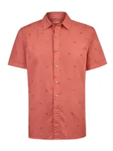 Camisa de manga corta color rojo con estampado sutil de motivos veraniegos, cuello camisero y cierre frontal con botones.