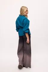 Chaqueta azul con cuello mao, mangas largas abullonadas y lazo en la cintura.