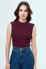 Top de punto ajustado al cuerpo color bordó, con diseño acanalado vertical y cuello redondo con detalle de ondas.