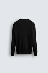 Jersey de corte regular fit, tejido en lana de origen italiano, con cuello redondo y manga larga. Presenta acabados en rib en puños y ruedo.