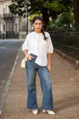 Jean de tiro alto con silueta amplia y corte recto. Denim de algodón con spandex.