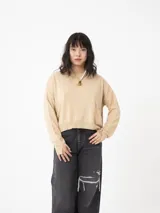 Sweater color beige de tejido fino, corte crop y mangas largas. Confeccionado con hilado de 40% lana, 30% viscosa, 20% poliamida y 10% cashmere.