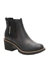 Botines Chelsea para mujer de la marca Caterpillar, modelo Rewrite Chelsea, en color negro. Confeccionados en cuero liso con paneles laterales elásticos, detalle de la marca en vertical, taco cuadrado y suela dentada de goma.