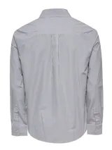 Camisa de manga larga con diseño de rayas verticales en tonos gris y blanco. Presenta cuello italiano, cierre frontal con botones y un bolsillo en el pecho con el logo de la marca bordado.