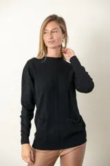 Buzo negro de punto con cuello redondo, mangas largas y bolsillos delanteros. Presenta detalle de trenzado y distintos puntos en el frente.