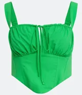 Top cropped de mujer color verde lima, estilo musculosa con escote cuadrado y tirantes. Presenta un lazo ajustable en el centro del busto y un fruncido delantero, con un recorte tipo corset en la parte inferior. La espalda es ajustada con látex.