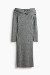 Vestido midi ajustado confeccionado en punto fino, con diseño de hombros descubiertos y detalle de nudo en el escote. Presenta mangas largas y una silueta entallada.