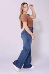 Pantalón de jean azul oscuro, corte wide leg, tiro alto y detalle de bolsillos frontales con costuras a la vista.