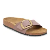 Sandalias Birkenstock modelo Madrid Big Buckle, color violeta desaturado, con una sola tira ancha ajustable mediante una hebilla grande de metal dorado. Presenta plantilla anatómica de corcho y suela de goma negra.